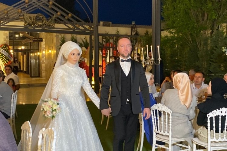 Bursa Milletvekili &Ouml;d&uuml;n&ccedil;'&uuml;n kardeşi Fatih &Ouml;d&uuml;n&ccedil; ve Esra Mete d&uuml;nyaevine girdi!