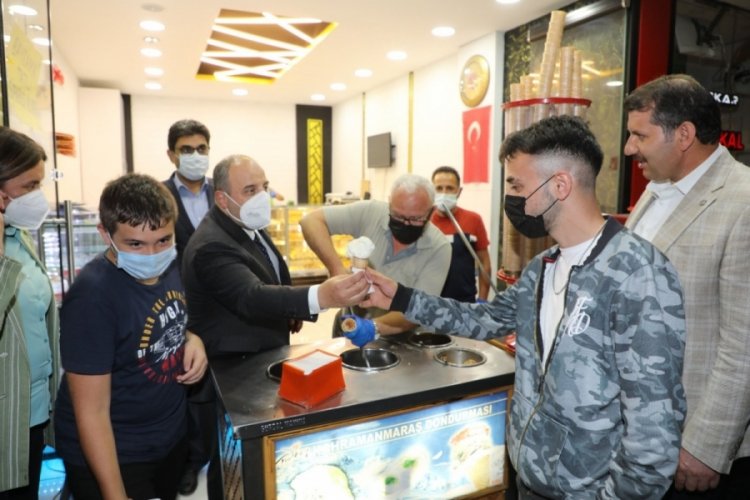 Bakan Varank, vatandaşlara dondurma ikram etti