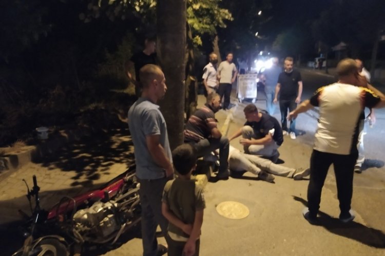 İş&ccedil;i servisi ve motosiklet kaza yaptı