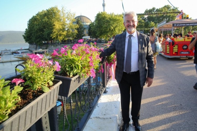Bursa G&ouml;lyazı &ccedil;i&ccedil;eklerle şenlendi