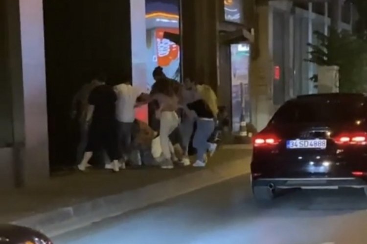 Şiddet anları kamerada: Kadını bir yumrukla yere serdi