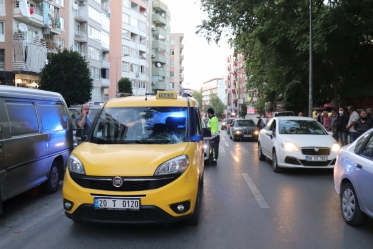 Karşıdan karşıya ge&ccedil;mek isterken, ticari taksi &ccedil;arptı!