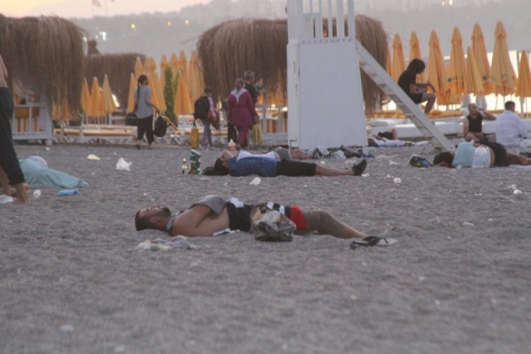 Aşırı sıcaklar y&uuml;z&uuml;nden sahilde sabahladılar