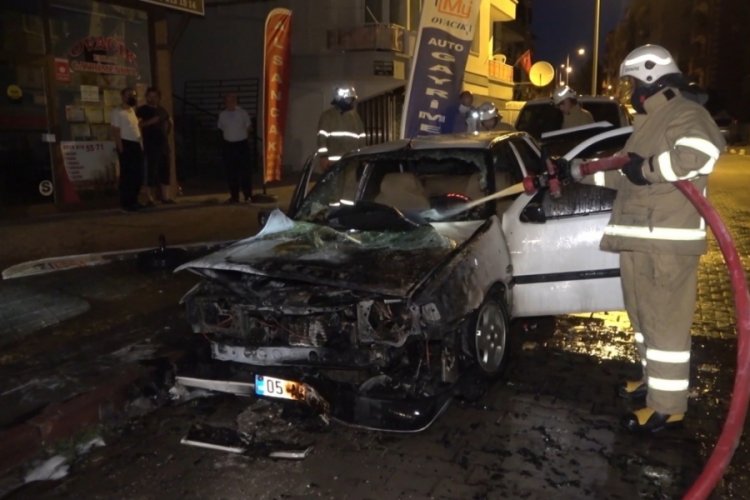 Park halindeki otomobili kundakladı