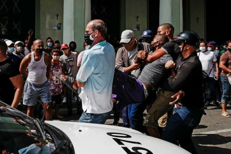 K&uuml;ba halkı protesto i&ccedil;in sokaklara d&ouml;k&uuml;ld&uuml;!