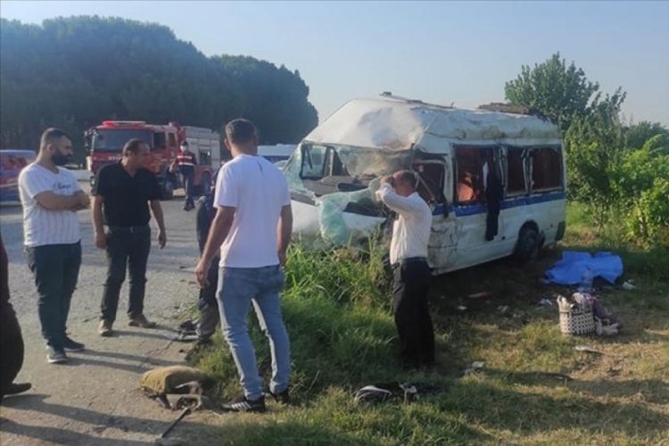 Tarım işçilerini taşıyan minibüs kaza yaptı: 2 ölü, 9 yaralı