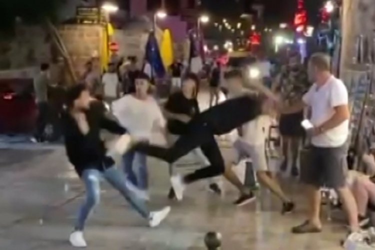 Sokak ortasında akılalmaz anlar! Gen&ccedil; kızın &uuml;zerine d&uuml;şt&uuml;ler