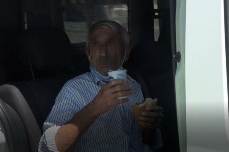 &Ccedil;orum'da g&ouml;zaltına alınan tacizci elindeki d&ouml;ner ayranı bırakmadı