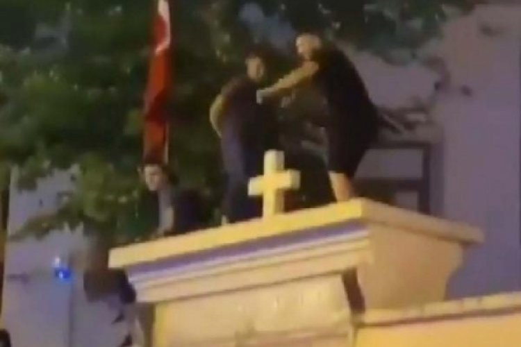 Kadık&ouml;y'de kiliseye saygısızlık: 3 ş&uuml;pheli serbest bırakıldı
