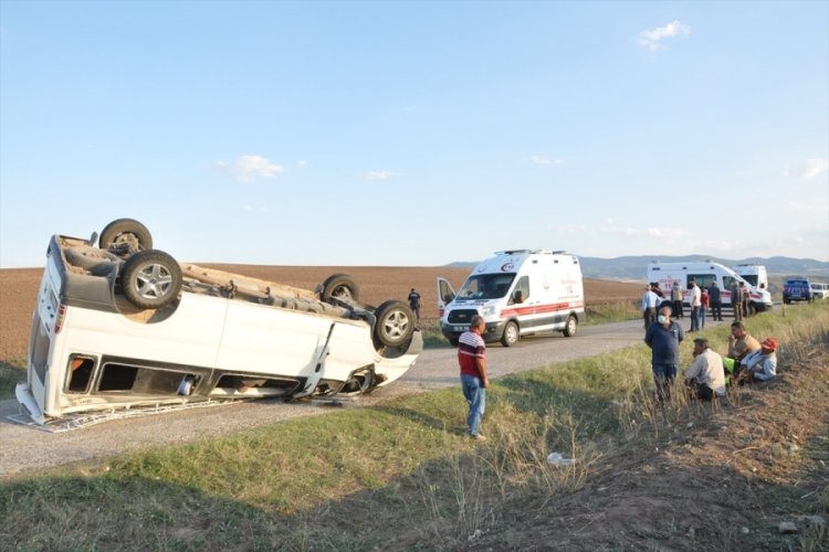 Tarım iş&ccedil;ilerini taşıyan minib&uuml;s devrildi: 11 yaralı