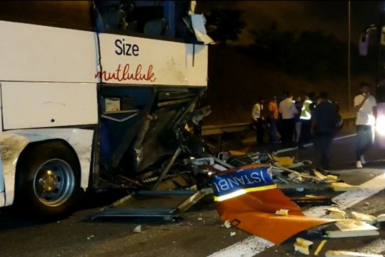 Yolcu otob&uuml;s&uuml; tıbbi atık toplama aracı ile &ccedil;arpıştı: 4 yaralı