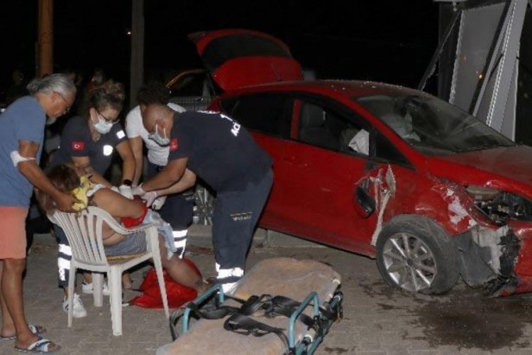 Fethiye'de otomobil ile kamyonet çarpıştı: 2 yaralı