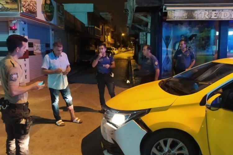 Taksici hasımlarından ka&ccedil;arken motosiklete &ccedil;arptı