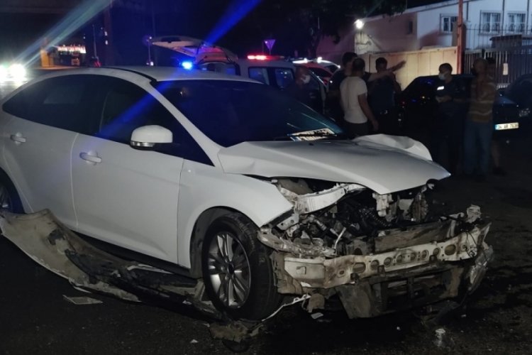 Otomobil ile motosiklet &ccedil;arpıştı: 1'i ağır 2 kişi yaralandı