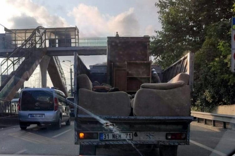 Sultangazi'de kamyonetin arkasında tehlikeli yolculuk
