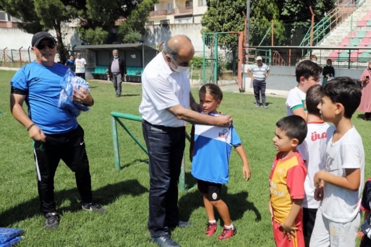Bursa'da gen&ccedil; sporculara forma ve &ccedil;anta hediye edildi