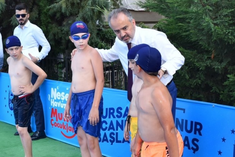 Bursa'da okul bahçesinde yüzme öğreniyorlar