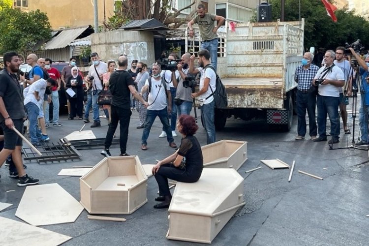 Beyrut Limanı patlamasında hayatını kaybedenlerin yakınlarından "tabutlu" protesto
