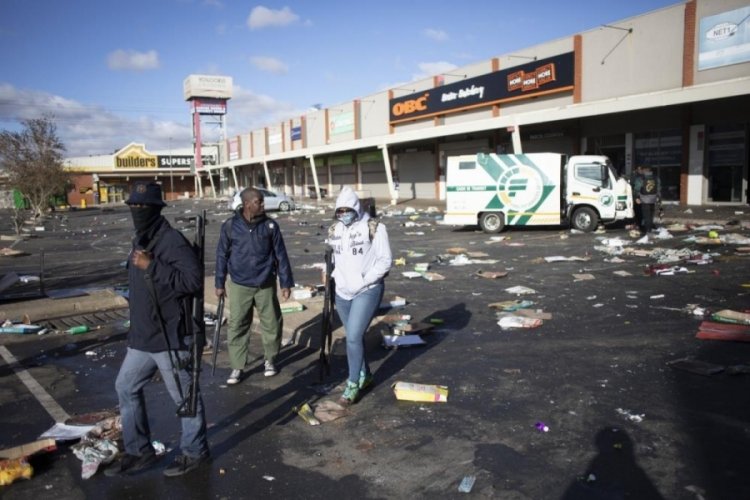 G&uuml;ney Afrika karıştı: Protestolarda 72 kişi &ouml;ld&uuml;