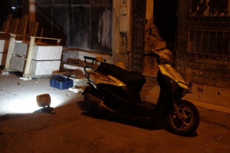 Gece yarısı ev basıp 2 kişiyi bı&ccedil;akladı