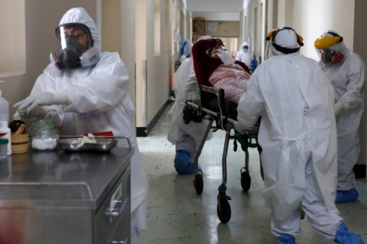 Hindistan'da Kovid-19 salgınında hasta sayısındaki d&uuml;ş&uuml;ş s&uuml;r&uuml;yor