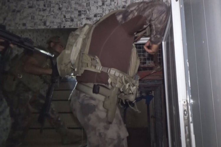Adana'da kafeste esir tutulan 2 kişi kurtarıldı