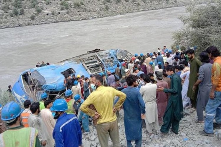 Pakistan'da korkun&ccedil; trafik kazası! 12 &ouml;l&uuml;