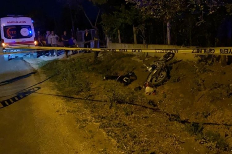 Şarampole devrilen motosikletin s&uuml;r&uuml;c&uuml;s&uuml; &ouml;ld&uuml;
