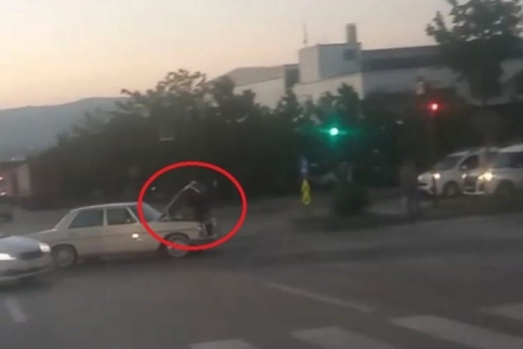 Bursa'da seyir halindeki otomobilde T&uuml;rk işi tamir kamerada