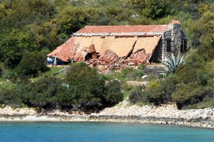 Kekova'daki ka&ccedil;ak villa sonunda yıkıldı