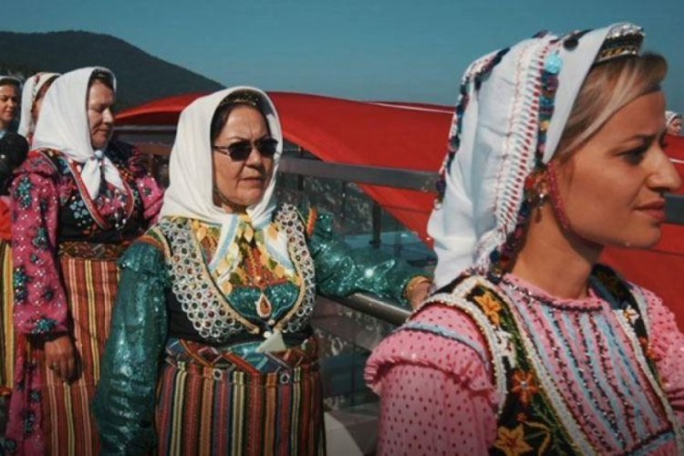 Azdavay'dan 600 yıllık k&uuml;lt&uuml;r&uuml;n &uuml;r&uuml;n&uuml; y&ouml;resel kıyafetlerle '15 Temmuz' mesajı