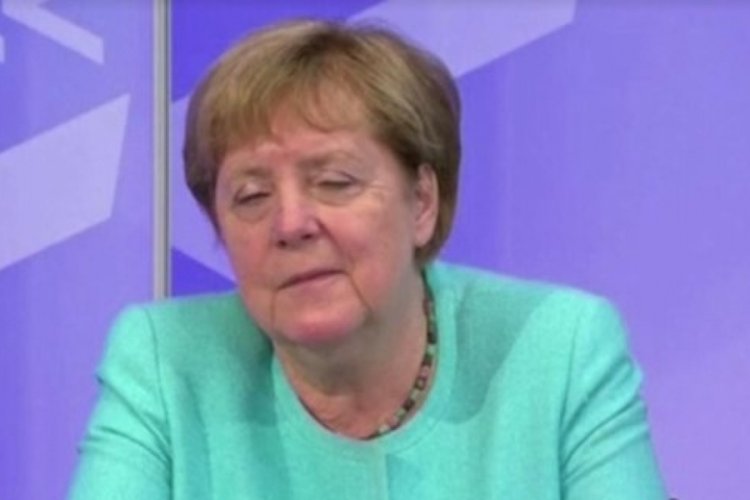 Merkel'in zor anları! G&ouml;zlerini a&ccedil;amadı