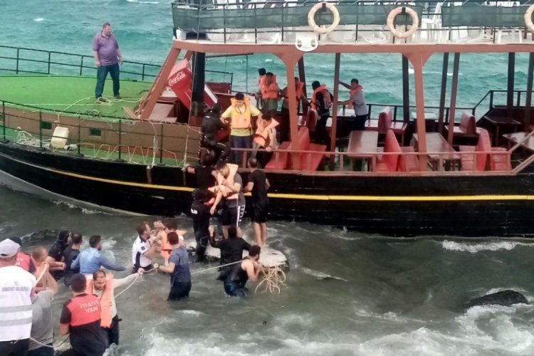 Van G&ouml;l&uuml;'nde tekne karaya oturdu