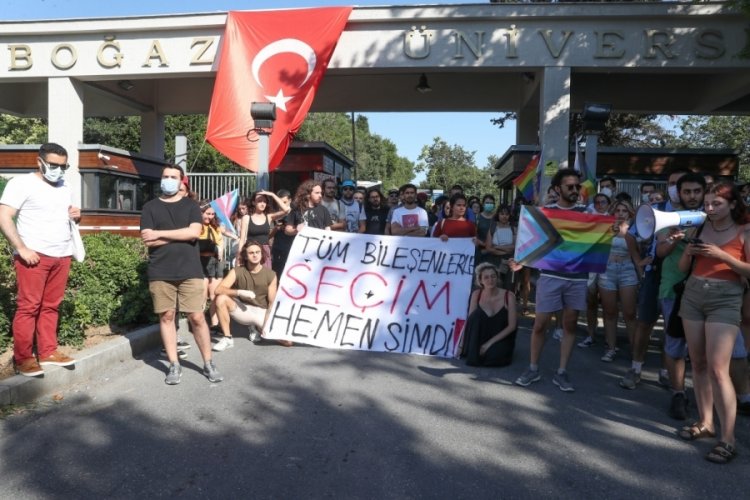 Boğazi&ccedil;i'ndeki &ouml;ğrenciler yeni rekt&ouml;r&uuml; vekaleten atanan rekt&ouml;r&uuml; protesto etti