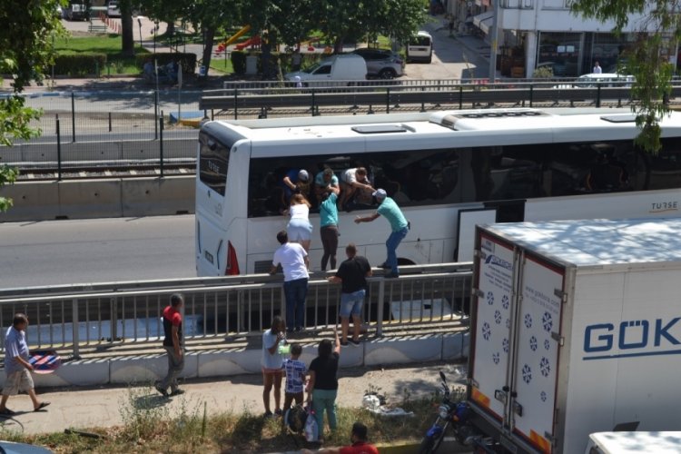 Kaza yapan otob&uuml;ste b&uuml;y&uuml;k panik: Camları kırıp &ccedil;ıktılar