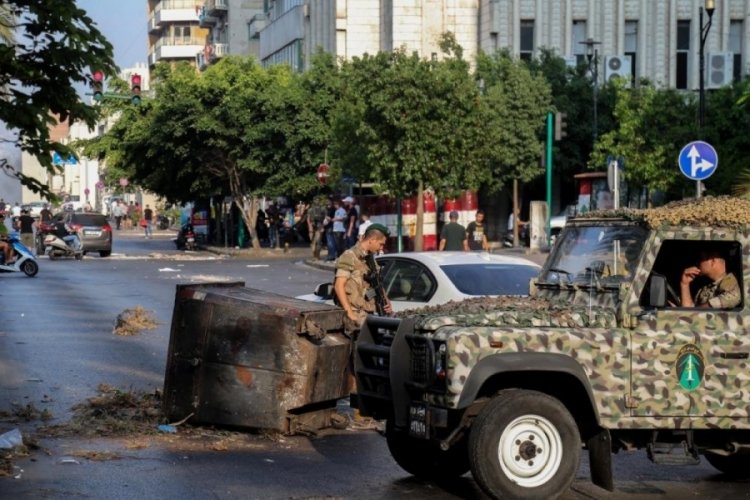 L&uuml;bnan'da halk sokaklara d&ouml;k&uuml;ld&uuml;
