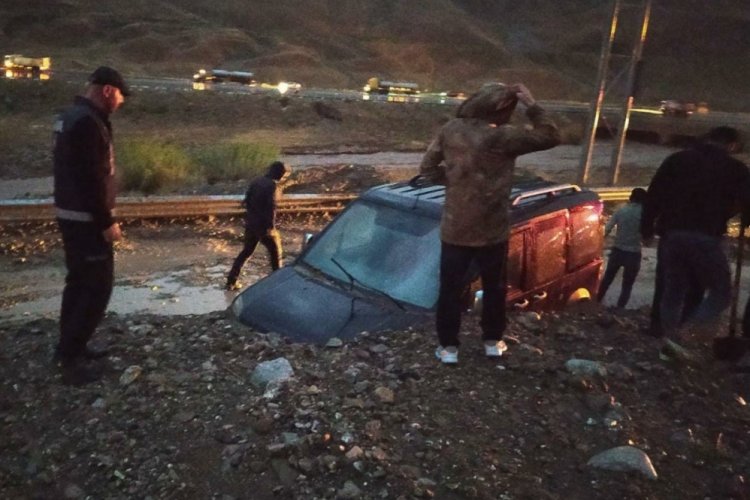 Van'da heyelan meyana geldi