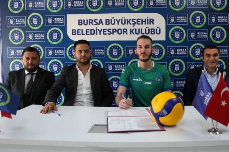 Burakhan Tosun Bursa B&uuml;y&uuml;kşehir Belediyespor'a imza attı