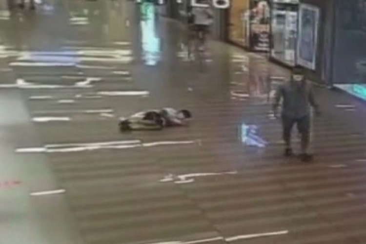 AVM'nin ortasında &ccedil;ocuğu tekme tokat d&ouml;vd&uuml;!