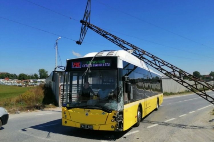 Elektrik direği İETT otobüsünün üstüne devrildi