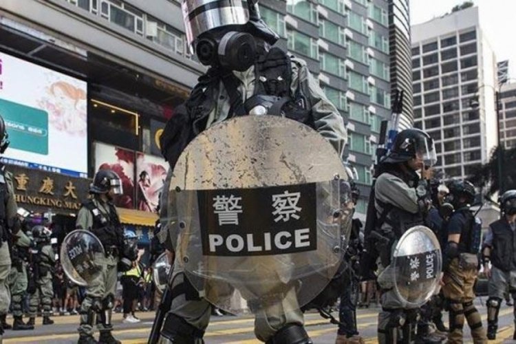 Hong Kong'da polis, &uuml;niversiteye baskın d&uuml;zenledi