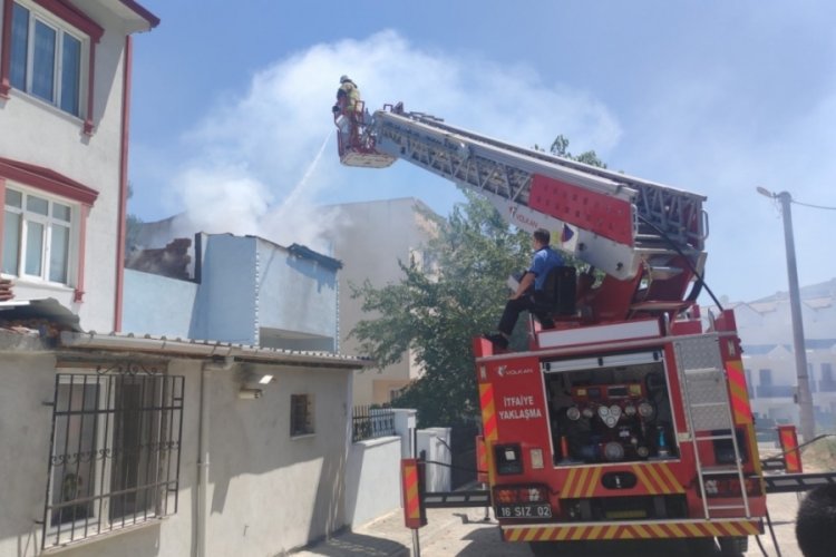 Bursa'da yanan evdeki yaşlı kadını okuldan koşan öğretmen kurtardı