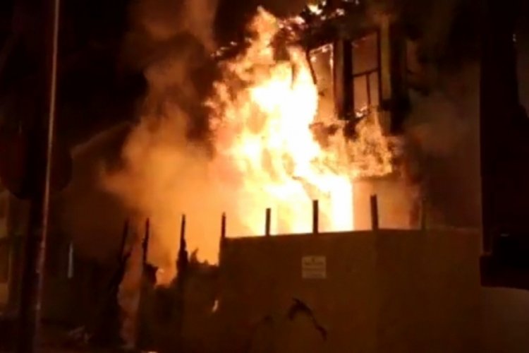Bursa'da 2 katlı metruk bina alev alev yandı