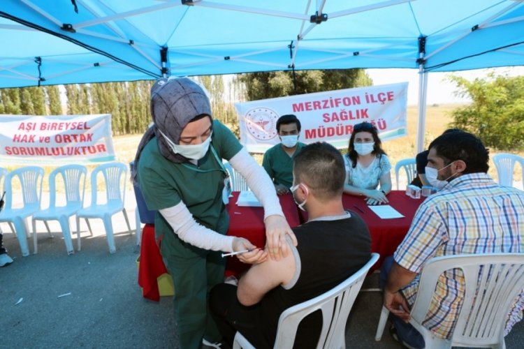 Polis uygulama noktasında yolculara aşı imkanı