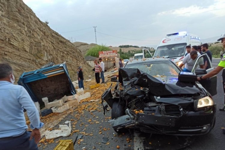 Kayısı y&uuml;kl&uuml; motor kaza yaptı