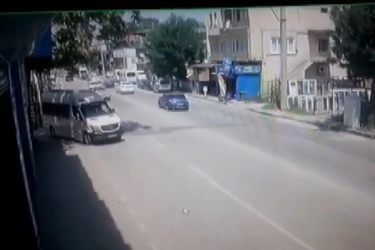 Bursa'da  ana yolda U d&ouml;n&uuml;ş&uuml; yaparken otomobile &ccedil;arptı