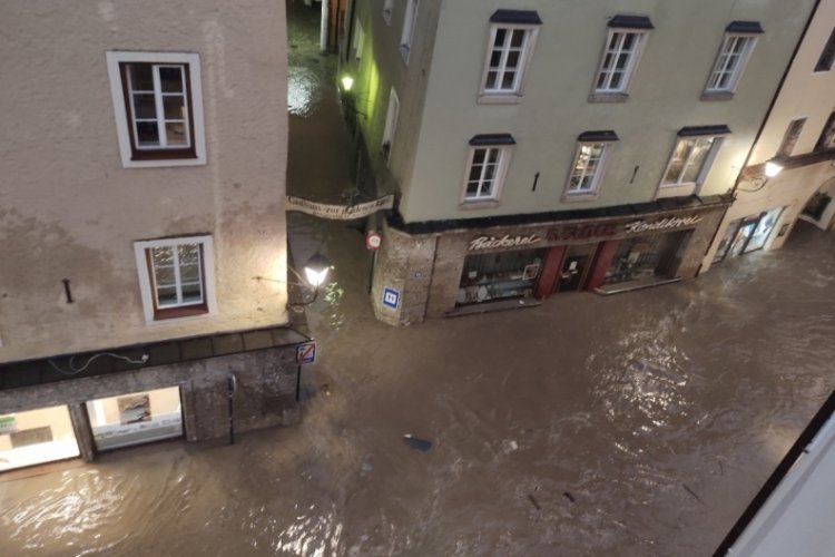 Avusturya'da sel felaketi: Kasaba sular altında kaldı