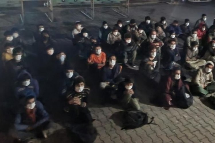 Koltukları s&ouml;k&uuml;len minib&uuml;ste 60 d&uuml;zensiz g&ouml;&ccedil;men yakalandı