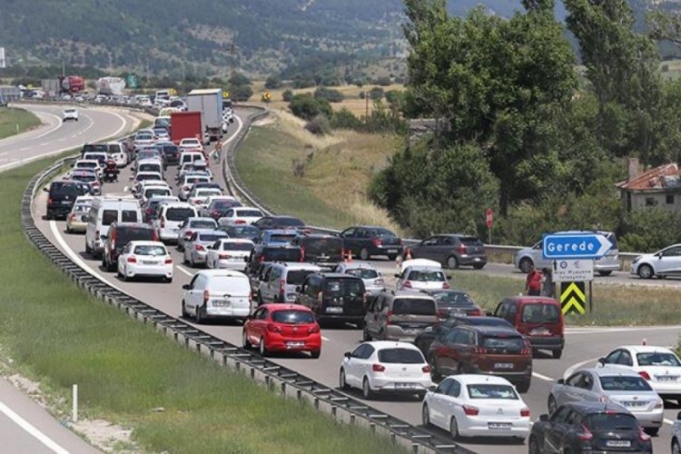 Anadolu Otoyolu'nda uzun ara&ccedil; kuyrukları oluştu