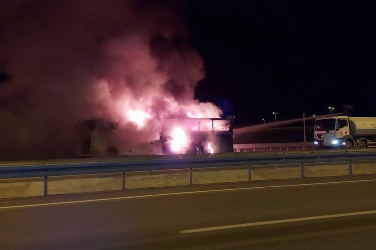 Aksaray'da yolcu otob&uuml;s&uuml; alevlere teslim oldu!